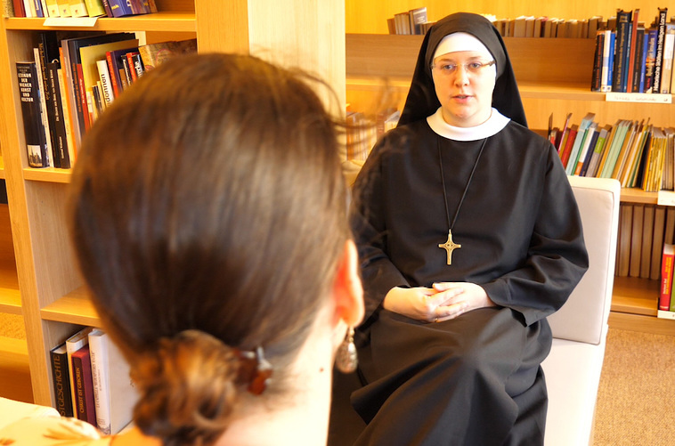 Junge Frau im Berufungscoaching mit einer Ordensfrau.