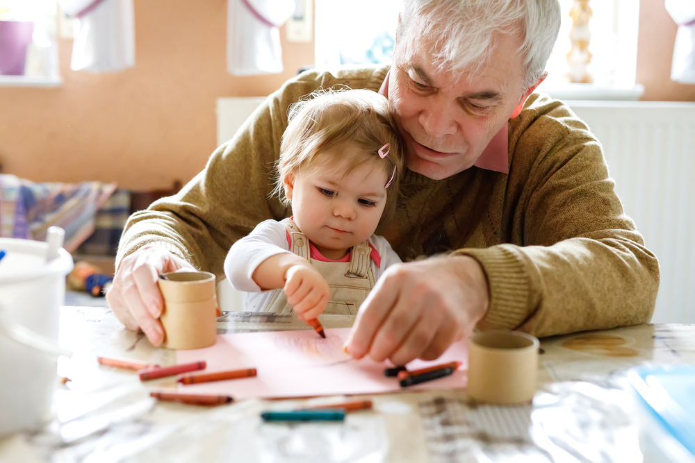 Baby mit Opa / iStock/romrodinka Baby mit Opa