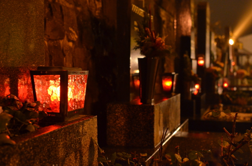 Friedhof mit angezündeten Laternen in der Dunkelheit. / www.markus-goestl.at Friedhof mit angezündeten Laternen in der Dunkelheit.