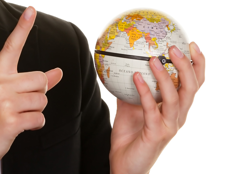 den Globus in der Hand